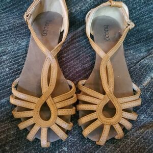 Bucco Capensis Low Wedge Tan T Strap Sandals Womens 8